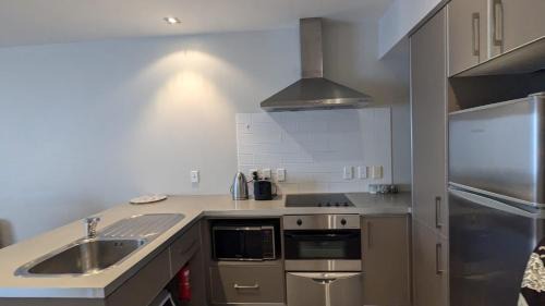 Paihia Apartment | Oceanfront Retreat: Guest Rated 9.5 with Pool & Dining