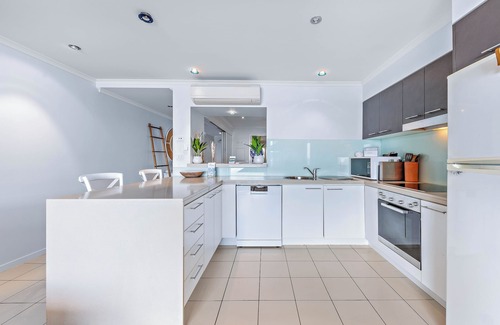 Airlie Beach Apartment | Seaside Retreat with Pool and Family-Friendly Amenities