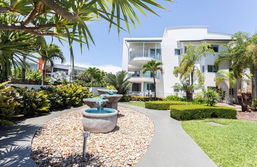 Airlie Beach Apartment | Seaside Retreat with Pool and Family-Friendly Amenities