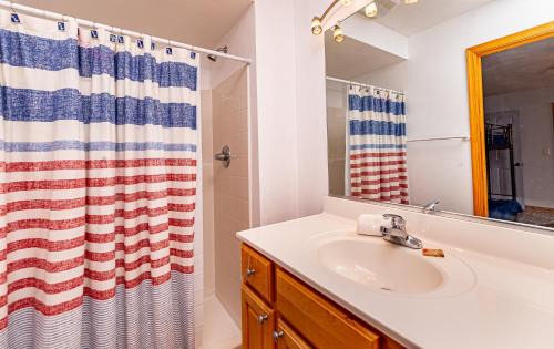Kill Devil Hills House | Cozy Hotel by the Sea with Pool and Pet-Friendly Amenities