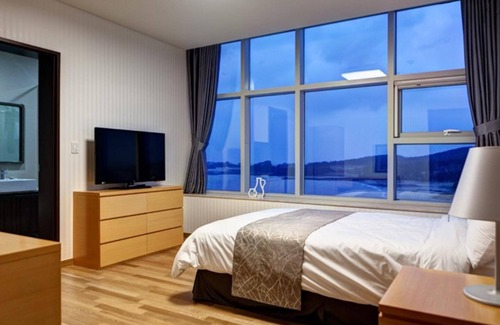 Chungmak-tong Hotel | Eco-Friendly Byeonsan Bada Hotel with Family Amenities