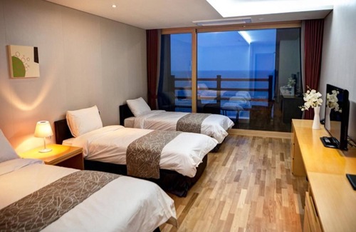 Chungmak-tong Hotel | Eco-Friendly Byeonsan Bada Hotel with Family Amenities