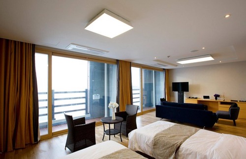Chungmak-tong Hotel | Eco-Friendly Byeonsan Bada Hotel with Family Amenities