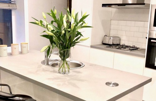 Glasgow Apartment | Elegant ByEvo Almar Villa: Spa, Breakfast & Family-Friendly