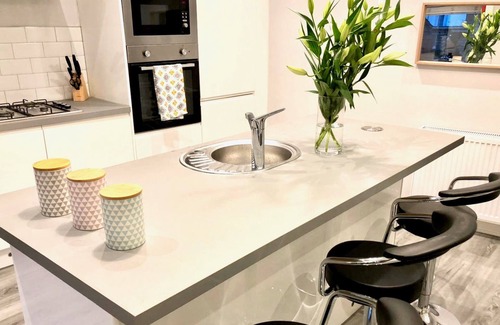 Glasgow Apartment | Elegant ByEvo Almar Villa: Spa, Breakfast & Family-Friendly