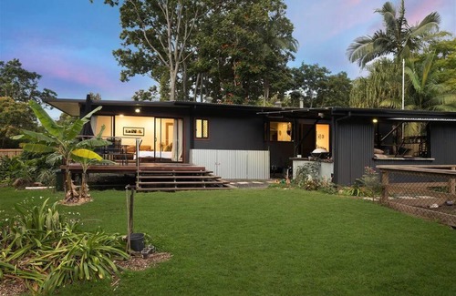 Byfield House | Relaxing Byfields Beach Lakes Farm Stay with Hot Tub