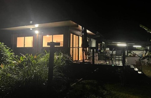 Byfield House | Relaxing Byfields Beach Lakes Farm Stay with Hot Tub