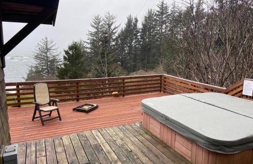 Gold Beach Resort | Relaxing Byrdies Beach House with Oceanfront Views
