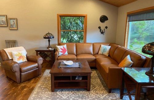 Gold Beach Resort | Relaxing Byrdies Beach House with Oceanfront Views