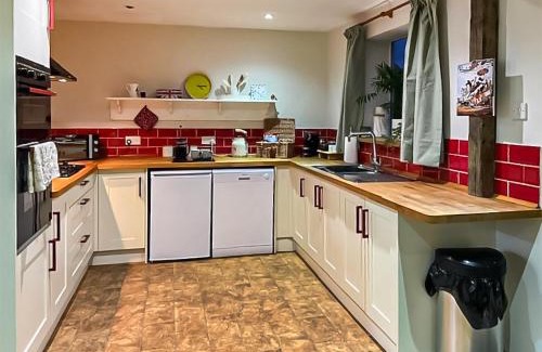 Billingshurst House | Pet and Child Friendly Getaway at Byre Cottage