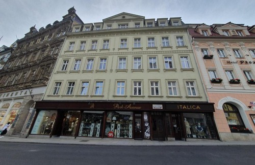 City Centre Apartment | Pet-Friendly 69m2 Retreat at Tržni Kolonáde - Rated 9/10