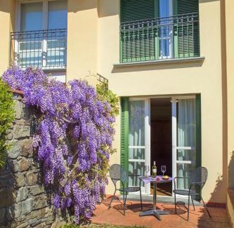 Pontremoli Hotel | Relax at Cà Del Moro Resort: Pet-Friendly with Ocean Views