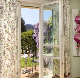 Pontremoli Hotel | Relax at Cà Del Moro Resort: Pet-Friendly with Ocean Views