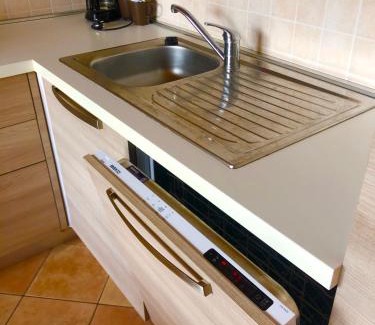 Castelletto Apartment | Pet-Friendly Cà Del Polsèt with Ocean Views & Breakfast