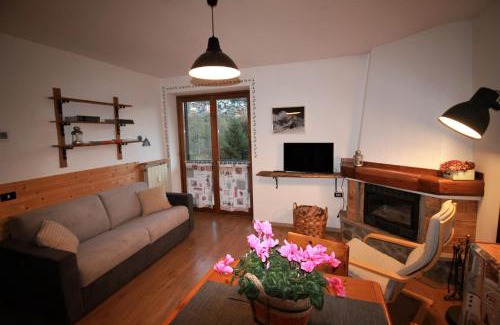 Chiesa in Valmalenco Apartment | Cozy Cà Pizzo Scalino: Oceanfront, Pet-Friendly Retreat