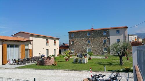 Castelnuovo Magra House | Discover Cà Thomas: Oceanfront Stay with Pool & Hot Tub
