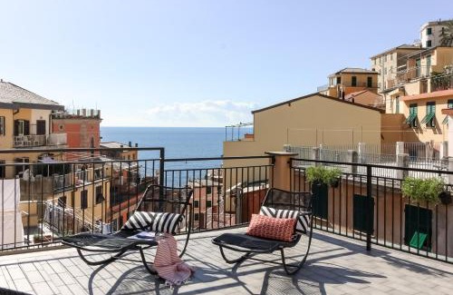 Riomaggiore Apartment | Pet-Friendly Cà Vivaldi Penthouse with Oceanfront Views