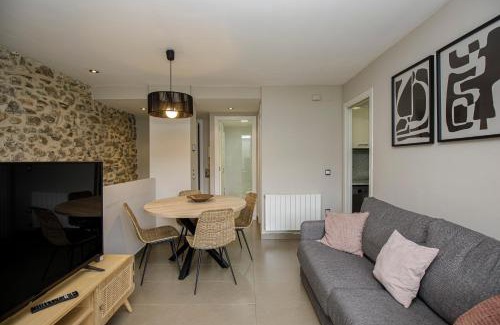 Ripoll Apartment | Elegant Cèntric Ripoll: Guest Rated 8.9, Family-Friendly Stay