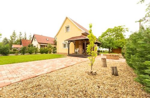 Gyoparosfuerdo House | Family-Friendly Retreat at Cédrus Nyaralóház, Gyopárosfürdő