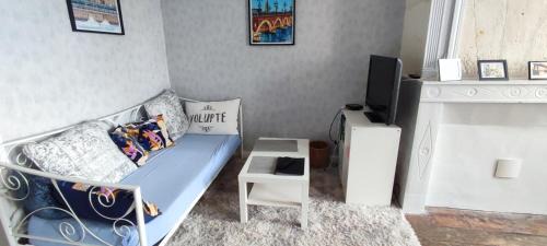 Cubzac-les-Ponts House | Pet-Friendly Retreat at Céline et José - Rated 9.2/10
