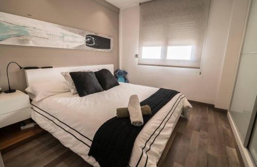 Trinitat Apartment | Modern and Stylish Central Hotel with Family-Friendly Perks
