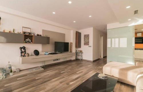 Trinitat Apartment | Modern and Stylish Central Hotel with Family-Friendly Perks