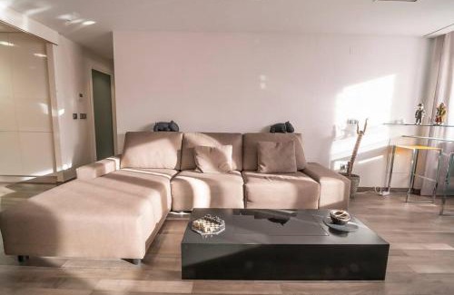 Trinitat Apartment | Modern and Stylish Central Hotel with Family-Friendly Perks
