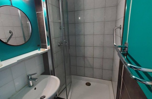Neufchatel-en-Bray Hotel | Cozy Côme Inn: Family-Friendly with Pool and Restaurant