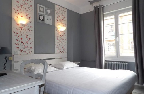 Neufchatel-en-Bray Hotel | Cozy Côme Inn: Family-Friendly with Pool and Restaurant