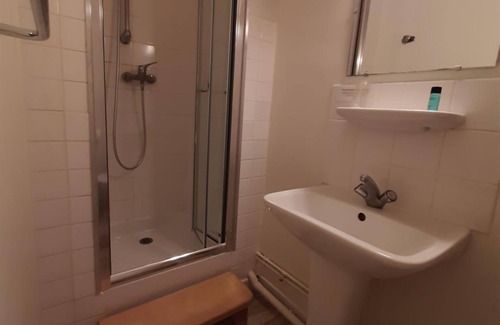 Neufchatel-en-Bray Hotel | Cozy Côme Inn: Family-Friendly with Pool and Restaurant