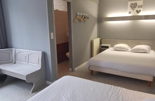 Neufchatel-en-Bray Hotel | Cozy Côme Inn: Family-Friendly with Pool and Restaurant