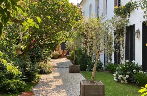 Saint-Valery-sur-Somme Bed & Breakfast | Discover Côté Baie: Family-Friendly Getaway with High Ratings