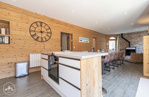 Le Bourget Apartment | Spacious Côté-bourget Apartment for Ski Lovers, 10 Guests