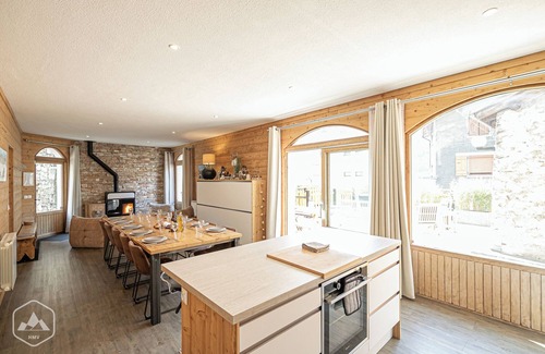 Le Bourget Apartment | Spacious Côté-bourget Apartment for Ski Lovers, 10 Guests