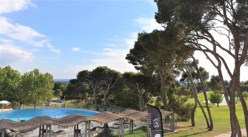Saumane-de-Vaucluse Apartment | Discover Provence: Poolside Golf Retreat with Tennis Courts