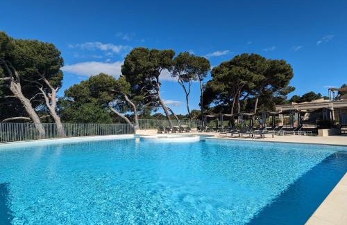 Saumane-de-Vaucluse Apartment | Discover Provence: Poolside Golf Retreat with Tennis Courts