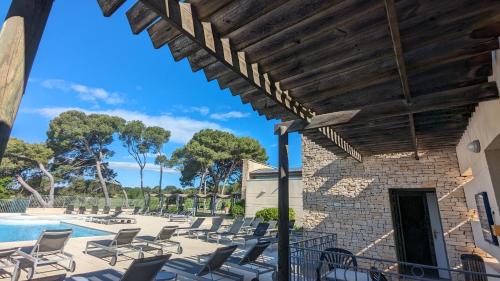 Saumane-de-Vaucluse Apartment | Discover Provence: Poolside Golf Retreat with Tennis Courts