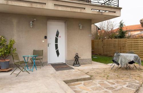 Le Coteau Apartment | Family-Friendly Côté Jardin: A Garden Apartment Retreat