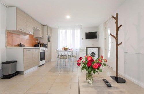 Le Coteau Apartment | Family-Friendly Côté Jardin: A Garden Apartment Retreat