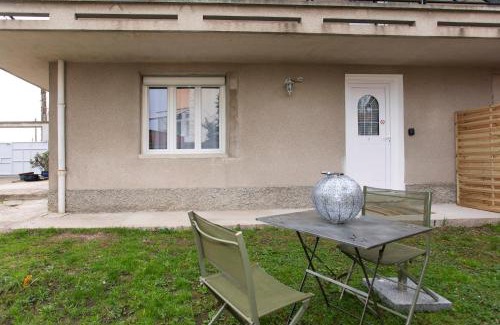 Le Coteau Apartment | Cozy Côté Jardin 2 Apartment with Garden, Pet Friendly