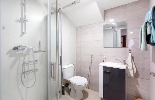 Le Coteau Apartment | Cozy Côté Jardin 2 Apartment with Garden, Pet Friendly