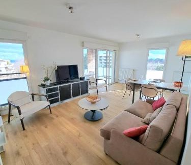 Lyon City Centre Apartment | Stylish Côté Parc Apartment with Terrace - Family-Friendly Stay