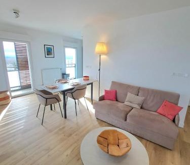 Lyon City Centre Apartment | Stylish Côté Parc Apartment with Terrace - Family-Friendly Stay