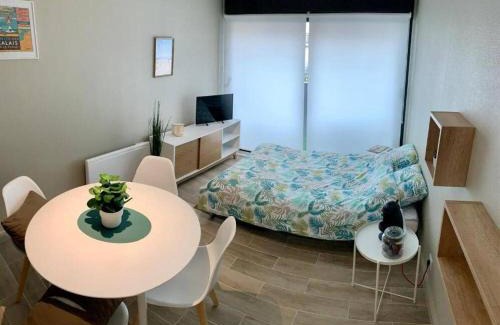 Bleriot-Plage Apartment | Oceanfront Getaway at Côte et mer, Rated 9.2 by Guests