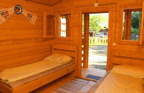 Suncuius Other | Top-Rated Căbănuțe Izbândiș: Pool & Breakfast Included