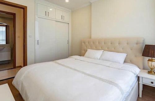Hang Xanh Apartment | Top-Rated Vinhome Central Park Stay: Family & Pet Friendly
