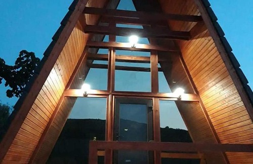 Sebesel Cabin | Cozy Retreat at Căsuța din Zăvoi Awaits You