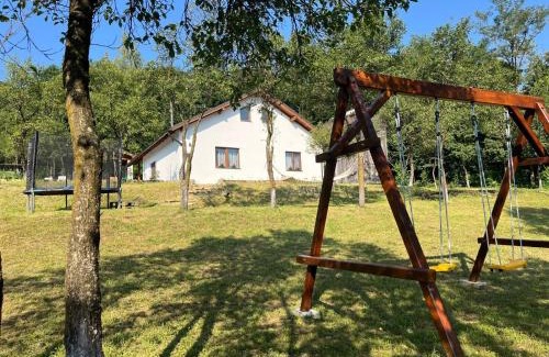 Viseu de Sus House | Oceanfront Escape at Căsuța bunicii - Family Friendly Stay