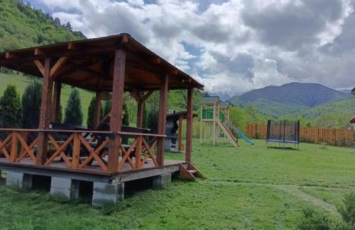 Turnu Rosu House | Family-Friendly Stay at Căsuța din Rusca - Rated 9.9/10