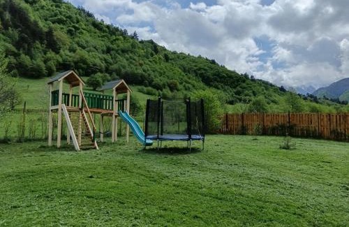 Turnu Rosu House | Family-Friendly Stay at Căsuța din Rusca - Rated 9.9/10